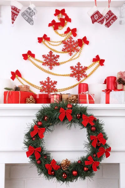 Decoraciones navideñas en repisa de chimenea — Foto de Stock