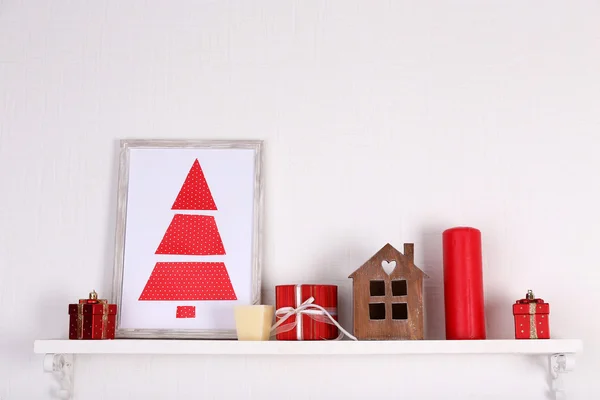 Juldekorationer på spiselkransen på vit vägg bakgrund — Stockfoto