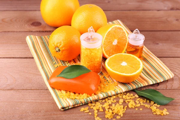 Апельсини, пляшки ванни сіль і олія — стокове фото