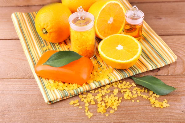 Апельсины, бутылки соли для ванн и масла — стоковое фото