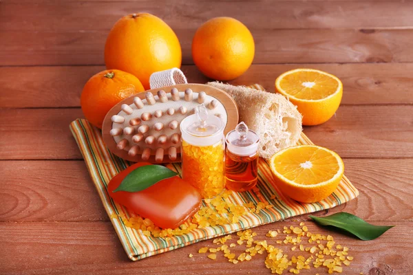 Apelsiner, flaskor bath salt och olja — Stockfoto