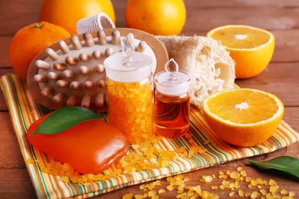 Orangen, Flaschen Badesalz und Öl — Stockfoto