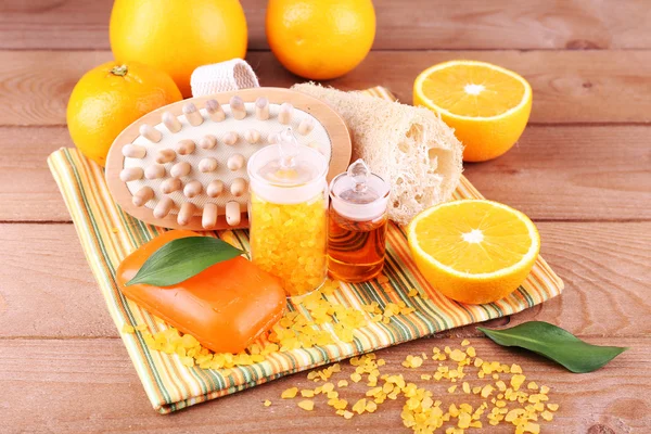 Apelsiner, flaskor bath salt och olja — Stockfoto