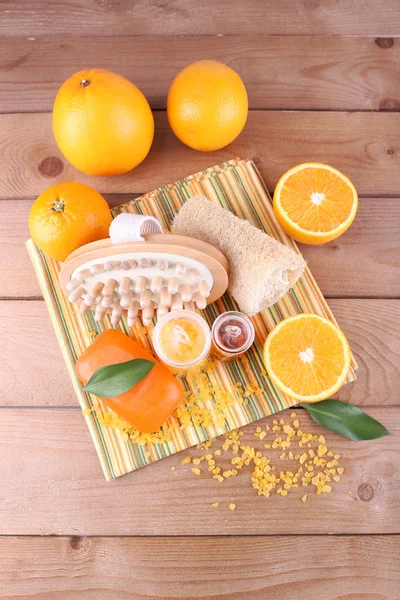 Pomarańcze, butelki sól do kąpieli i oleju — Zdjęcie stockowe