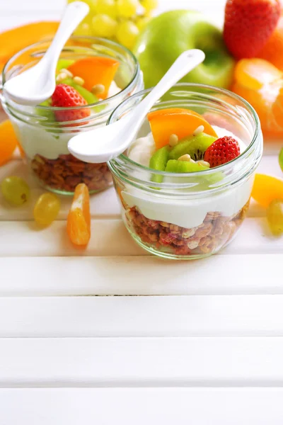 Sunn dessert med muesli – stockfoto