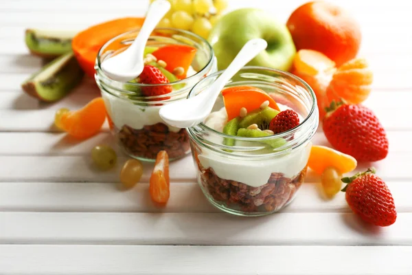 Frisk dessert med müsli — Stockfoto