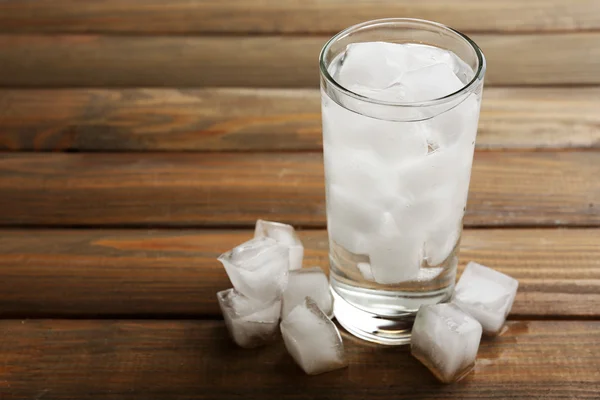 Vidrio con cubitos de hielo —  Fotos de Stock