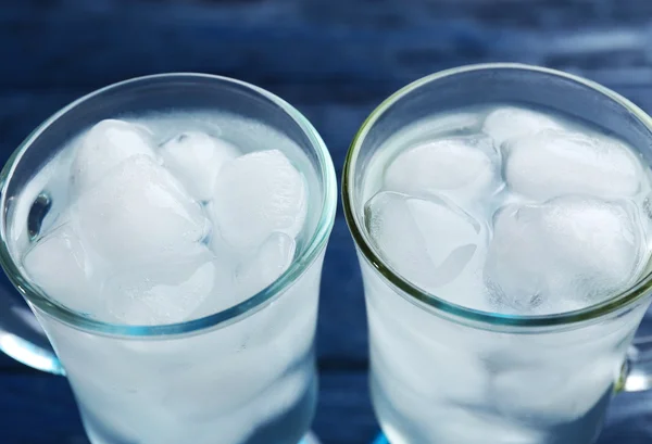 Vasos con cubitos de hielo —  Fotos de Stock