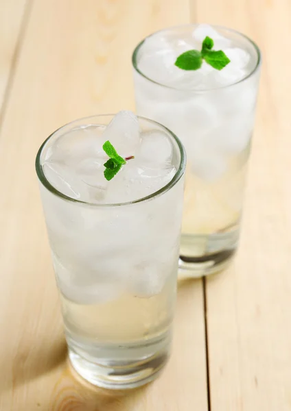 Vasos con cubitos de hielo —  Fotos de Stock