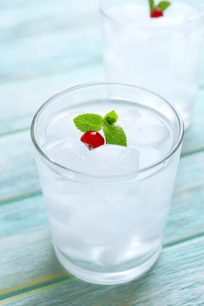 Glas mit Eiswürfeln — Stockfoto