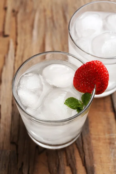 Vasos con cubitos de hielo —  Fotos de Stock