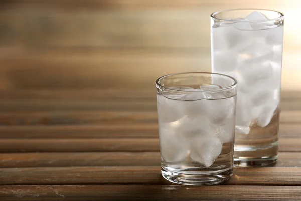 Vasos con cubitos de hielo —  Fotos de Stock