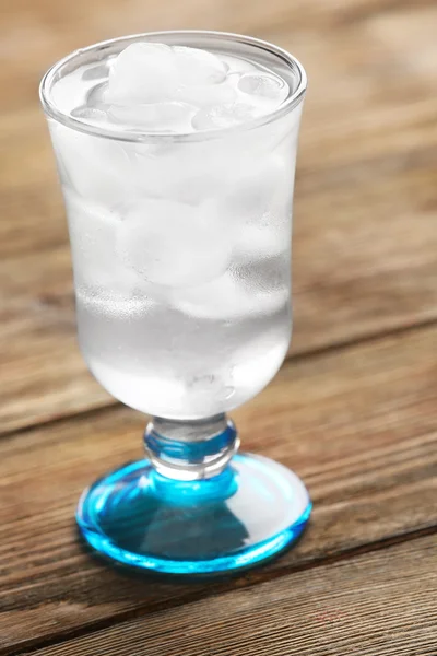 Glas mit Eiswürfeln — Stockfoto