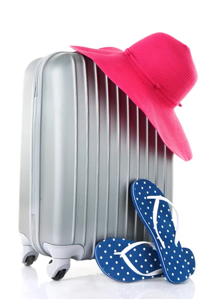 Maleta de viaje, sombrero y chanclas aislados en blanco — Foto de Stock
