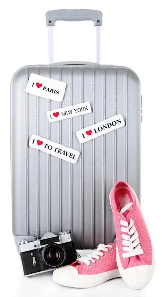 Seyahat bavul, converse ve fotoğraf kamera üzerinde beyaz izole — Stok fotoğraf