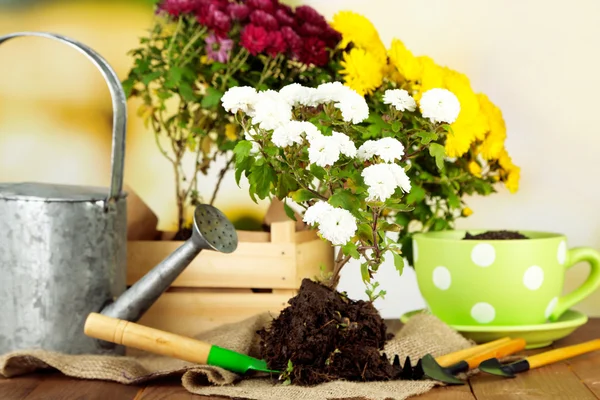 Table rustique avec des fleurs — Photo