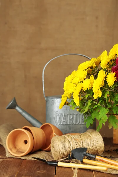 Сельский стол с цветами — стоковое фото