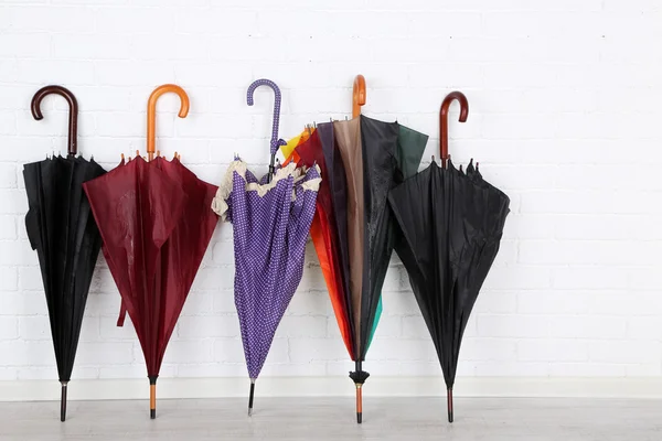 Яркие зонтики над стеной — стоковое фото