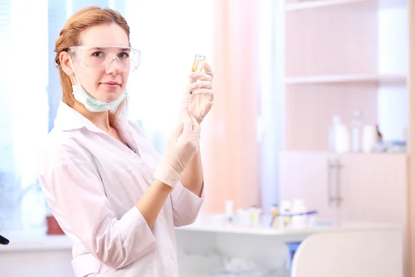 Médecin avec seringue médicale dans les mains, se préparant pour l'injection — Photo