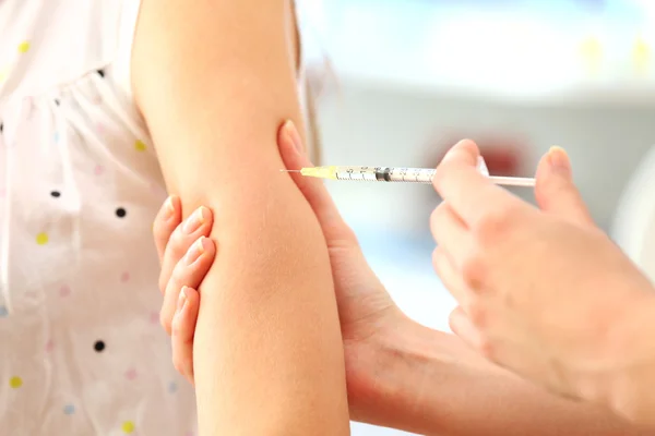 Вакцинация в руке человека — стоковое фото