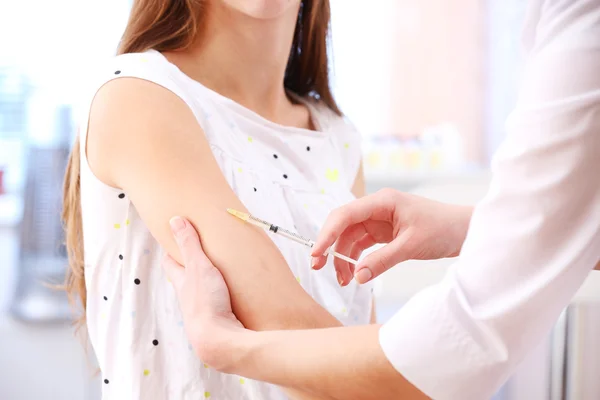 Vaccinatie in menselijke hand — Stockfoto