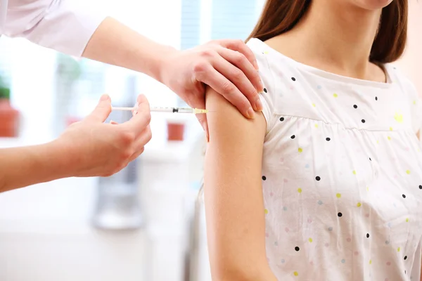 Vaccinatie in menselijke hand — Stockfoto