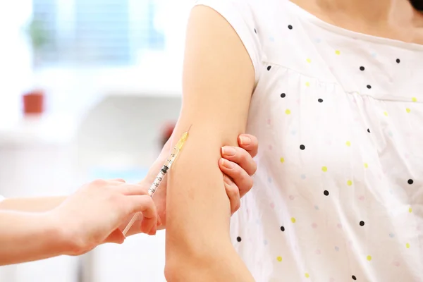 Vaccination i mänsklig hand — Stockfoto