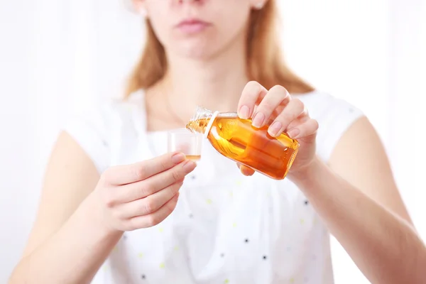 Femme avec sirop contre la toux — Photo