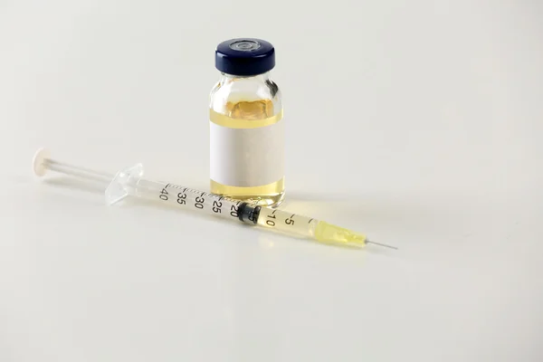 Vaccine in vial with syringe — Stock Photo, Image