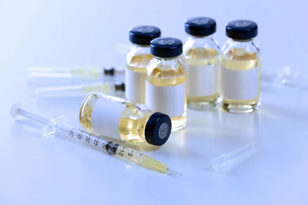 Vaccine in vial with syringe — Stock Photo, Image