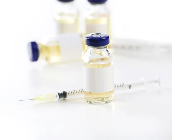 Вакцина в флаконі з шприцом — стокове фото