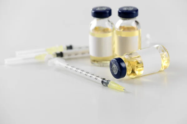 Vaccine in vial with syringe — Stock Photo, Image