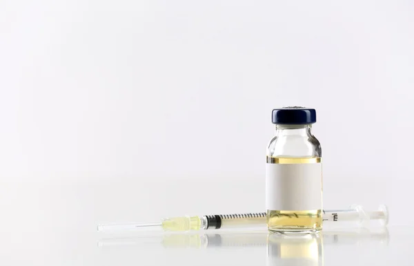 Vaccine in vial with syringe — Stock Photo, Image