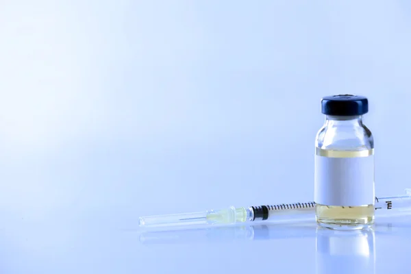 Vaccine in vial with syringe — Stock Photo, Image