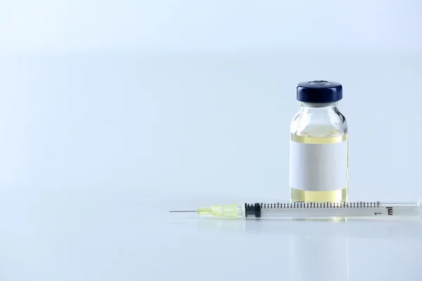 Vaccine in vial with syringe — Stock Photo, Image