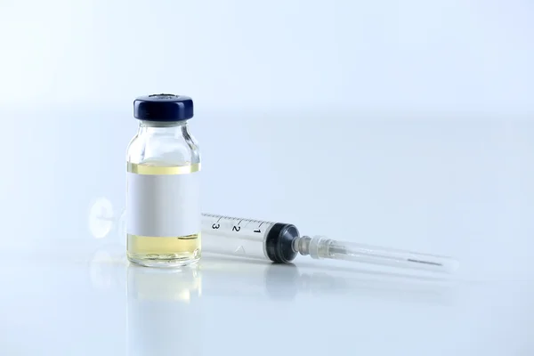 Vaccino in flaconcino con siringa — Foto Stock