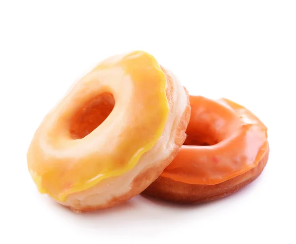 Вкусные пончики с глазурью изолированы на белом — стоковое фото