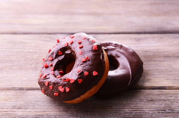 Delicious donuts with glaze on table close-up — Stock Photo, Image