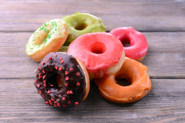 Deliciosos donuts com esmalte na mesa close-up — Fotografia de Stock