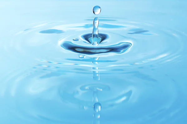 Drop in blue water — Stock Photo, Image