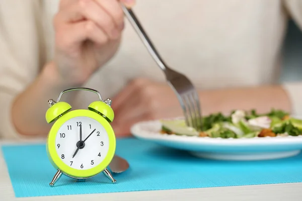 Reloj despertador y comida dietética —  Fotos de Stock