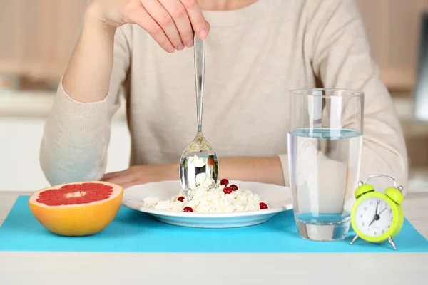 Девушка ест диетическую пищу за столом крупным планом — стоковое фото