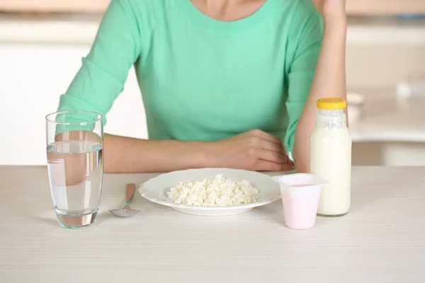 Chica y comida dietética —  Fotos de Stock