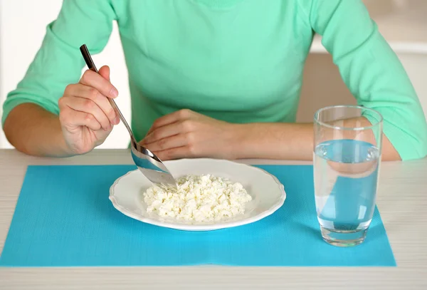 Chica y comida dietética — Foto de Stock