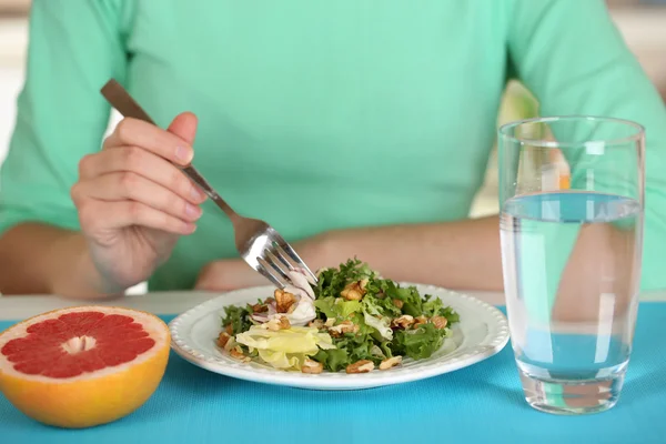 Chica y comida dietética — Foto de Stock