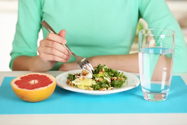 Chica y comida dietética — Foto de Stock