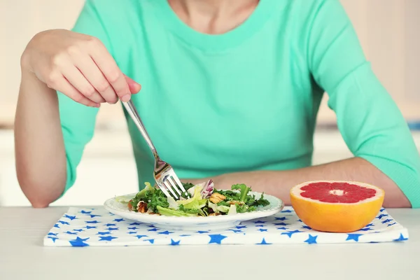 Chica y comida dietética — Foto de Stock