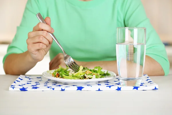 Chica y comida dietética — Foto de Stock