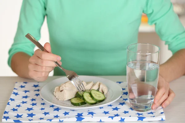 Chica y comida dietética — Foto de Stock