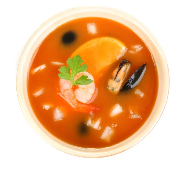 Вкусный суп из мидий с креветками в миске, изолированный на белом — стоковое фото